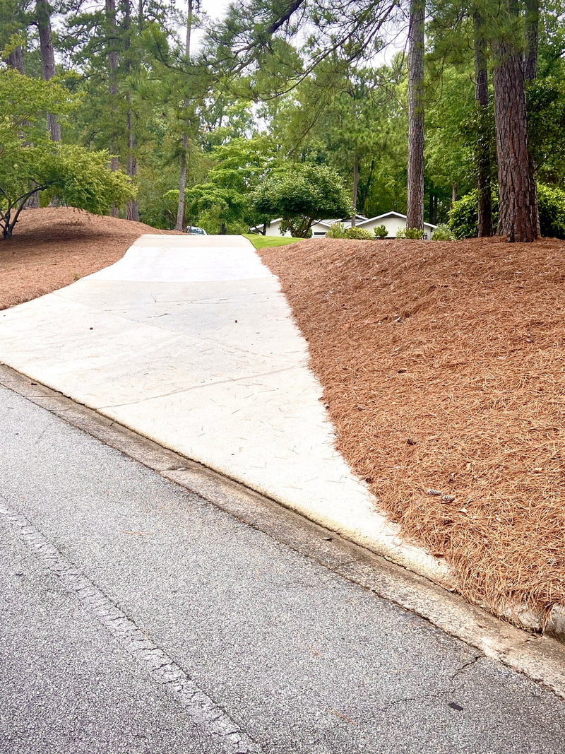 Driveway corridor with wall-to-wall straw